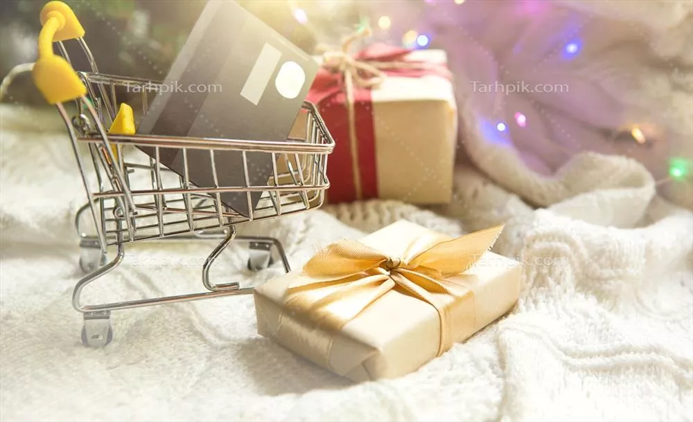 جعبهای با هدیه در بستهبندی کریسمس بر روی فرش بافتنی سفید در روز بلک فرایدی برای خرید هدایا به مناسبت سال نو