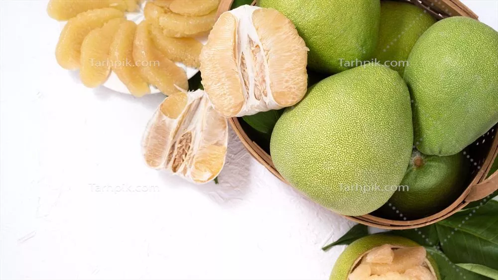پوملو، گریپفروت و شداک تازه بر روی پسزمینه سفید برای جشنواره پاییز