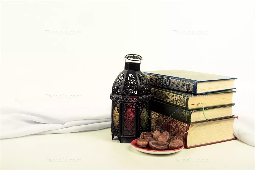 شمعدان و فانوس روشن به سبک عربی و مراکشی برای ماه مبارک رمضان