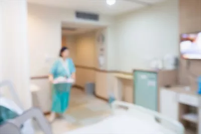تصویر انتزاعی و محوشده از دکوراسیون داخلی اتاق بیمارستان به عنوان پسزمینه