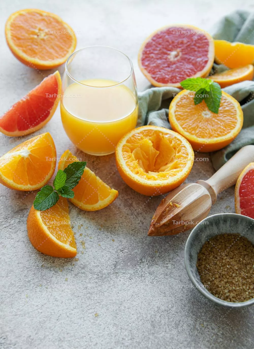 یک لیوان آبمیوه خوشمزه و مرکبات تازه برای تسکین تشنگی