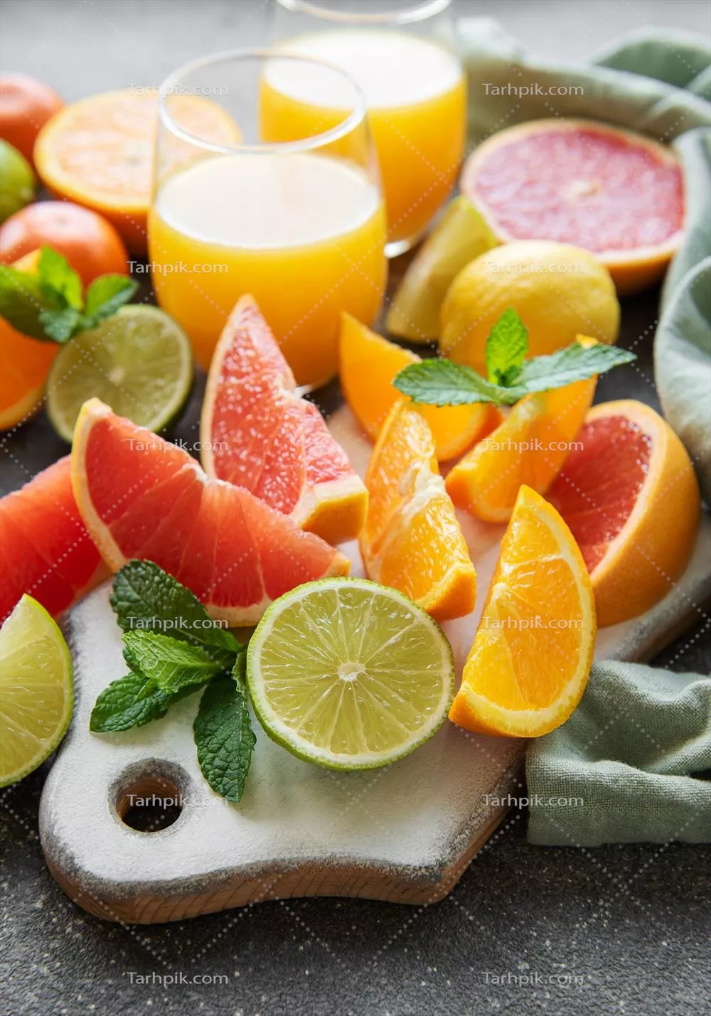 لیوانهای آبمیوه و میوههای Citrusy برای یک صبحانه تازه و خوشمزه