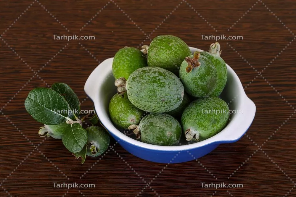 فیجوای تازه در کاسه‌ای بر روی پس‌زمینه چوبی زیبا