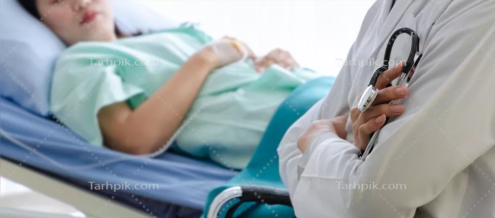 پزشک با استتوسکوپ در حال نشستن در مقابل تخت بیمار بیمارستانی