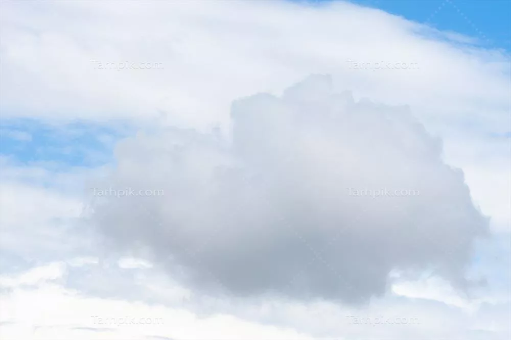 آسمان آبی با ابرهای زیبا در فضای طبیعی