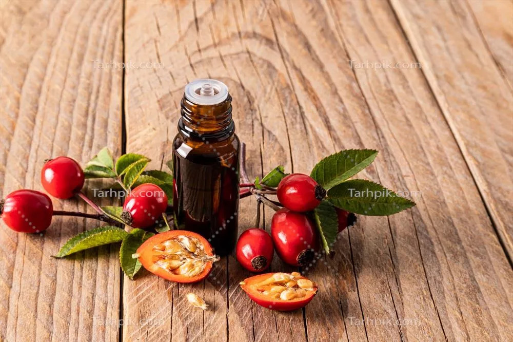 بطری شیشهای پزشکی با قطرهچکان سرم گلمحمدی و میوههای تازه در پسزمینه چوبی برای آرامشسازی