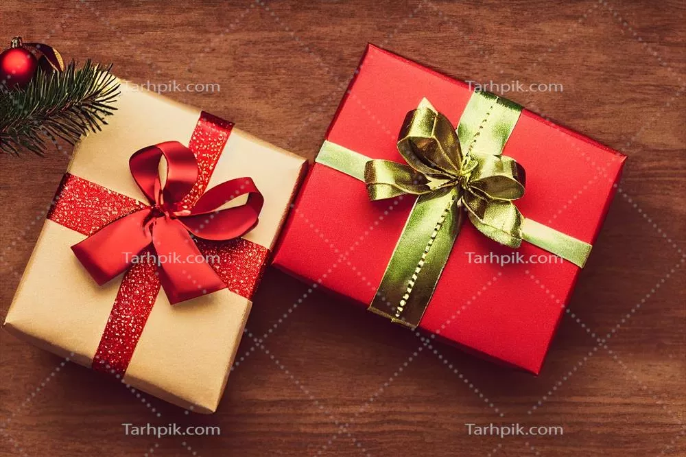 جعبههای هدیه کریسمس بر روی میز چوبی در دکوراسیون جشنواره