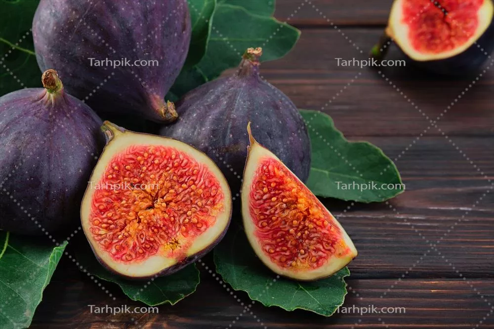 انگور و آغاز میوه های هفتگی با نیمه هایی از میوه های تازه و برش خورده بر روی برگ درخت انجیر