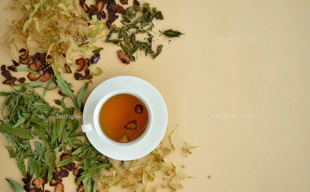 چای گیاهی در یک فنجان سفید برای زیبایی و سلامتی با گل های بادرنجبویه و توت فرنگی