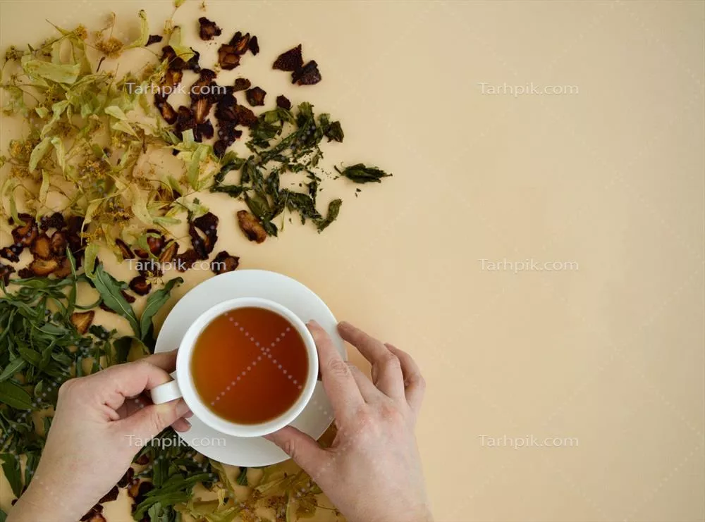 چای گیاهی در فنجان سفیدی برای زیبایی و سلامت با گلهای لیندن و توت فرنگی خشک