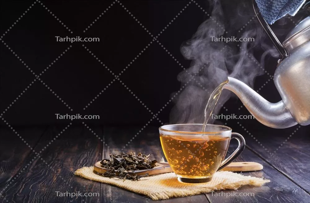 چای داغ گیاهی را در فنجان شیشهای بریزید و برگهای خشک را در قاشق چوبی قرار دهید