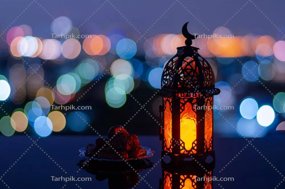 تمرهای رمضان: فوکوس انتخابی بر چراغی با نماد ماه و پس‌زمینه بokeh شهر