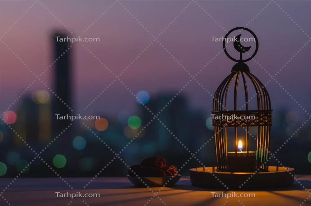 فانوس با نماد ماه در بالای خود و بشقاب خرما برای جشن رمضان کریم در شب