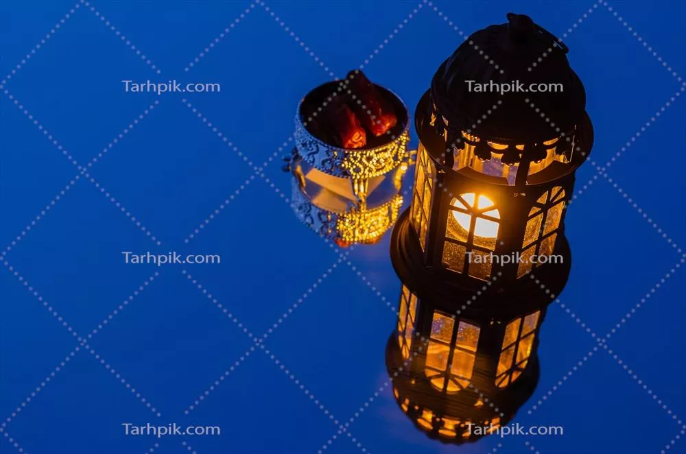 فانوس با میوه خرما و انعکاس در آینه برای جشن ماه مبارک رمضان عزیز