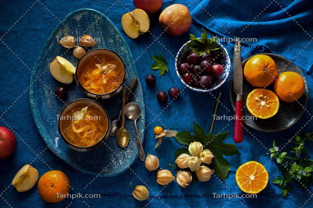 نوشیدنی میوهای تازه و خوشمزه با طعم خربزه و یخ و میوههای مختلف
