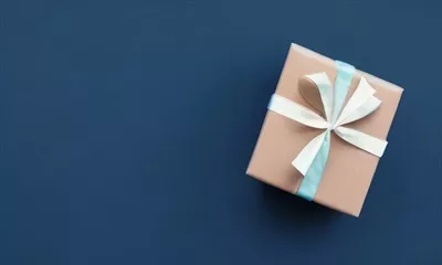 جعبه هدیه بر روی پسزمینه آبی با طرح زیبا و جذاب
