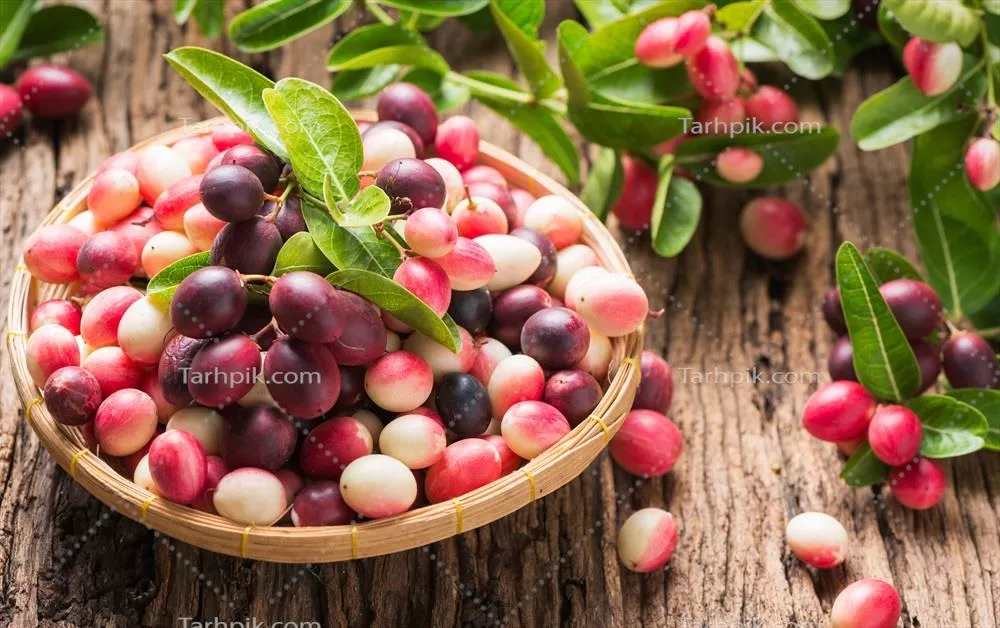 میوه کاروندا بر روی پسزمینه چوبی قدیمی و طبیعی