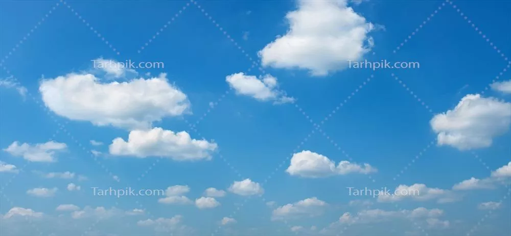 تجلی ابرهای سفید در آسمان آبی صبحگاهی با نور ملایم