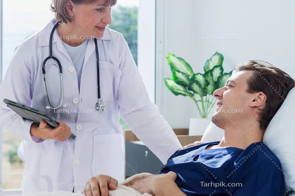 پزشک در حال معاینه بیمار در بیمارستان: گفتگوی پزشک زن و بیمار مرد