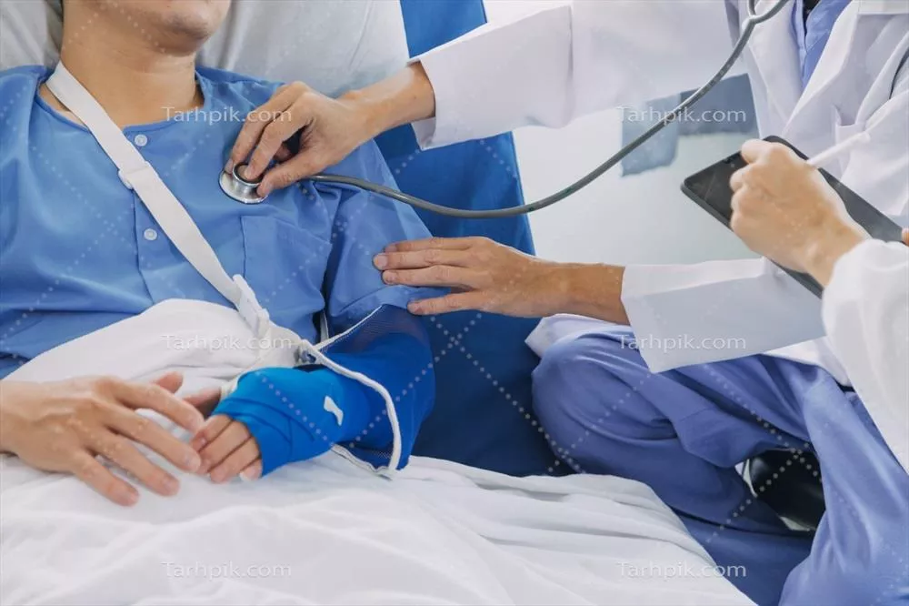 بیمار آسیب دیده با مچ شکسته و بانداژ در مطب پزشک و اورژانس
