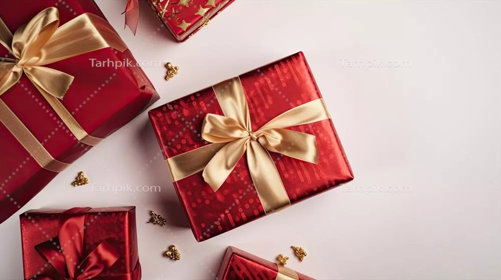ترکیب کریسمس با هدایا و تزئینات قرمز بر روی پسزمینه سفید - مفهوم زمستان و سال نو