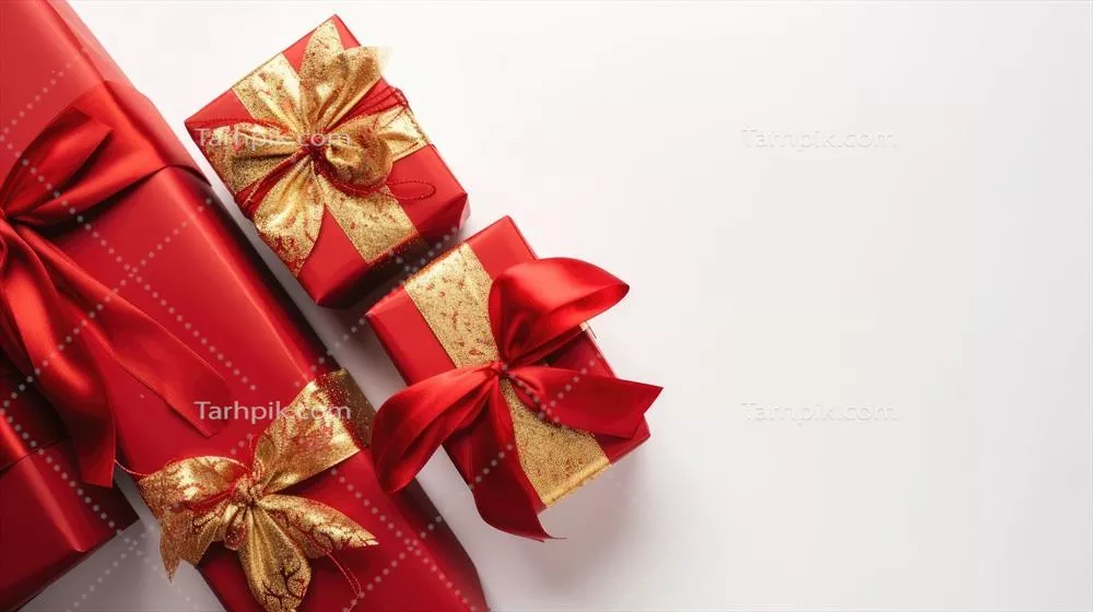 ترکیب هدایا و زیبایی های قرمز کریسمس بر روی پس زمینه سفید برای جشن های زمستانی