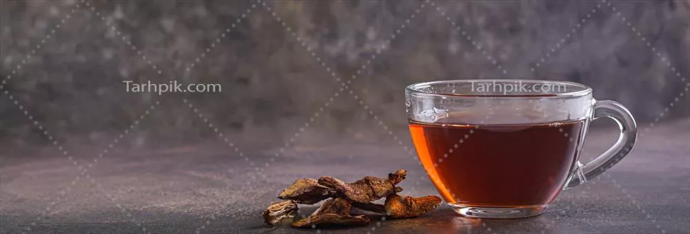 چای داغ خانگی تهیه شده از قارچ های خشک در فنجانی روی میز