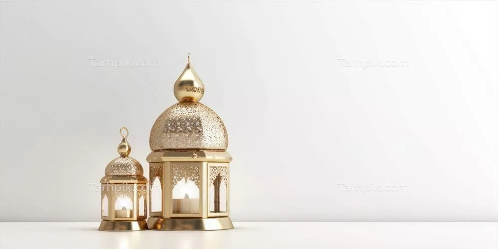 بنر تعطیلات اسلامی مدرن و واقعگرایانه برای عید قربانی و عید فطر با زمینه سفید و تزئینات فانوس طلایی