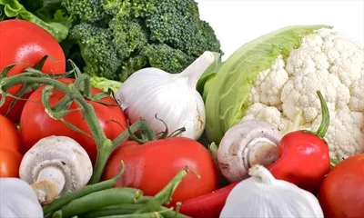 تودهای از سبزیجات تازه در نمای نزدیک و جزئیات رنگارنگ