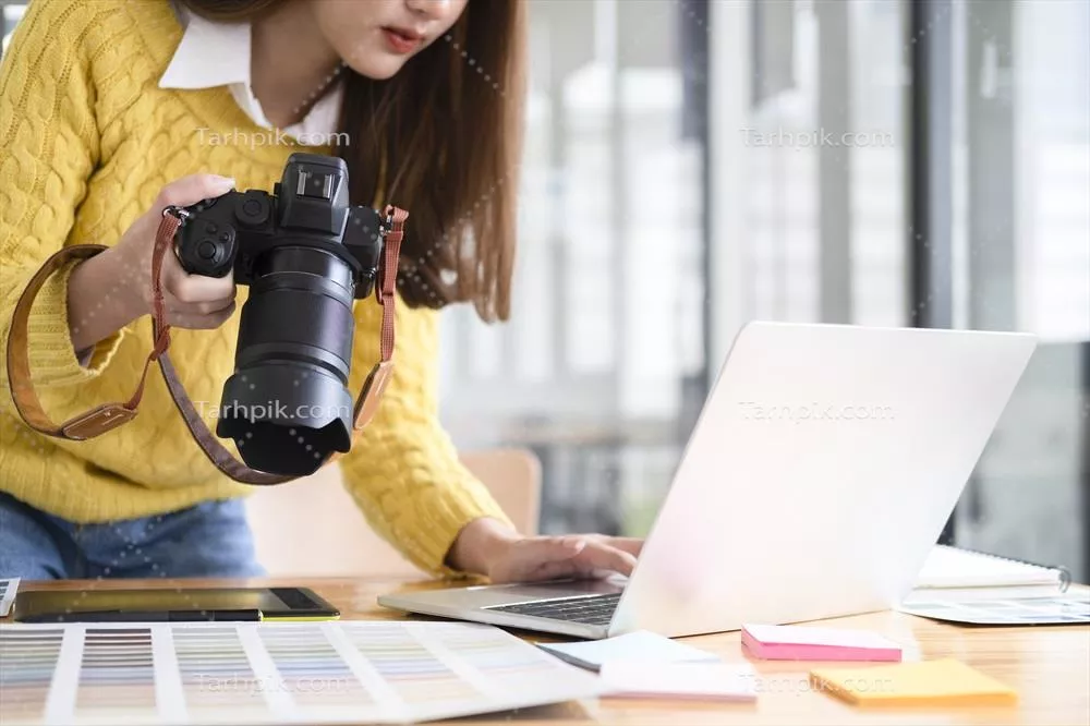 بررسی تصاویر از دوربین دیجیتال توسط عکاس جوان برای انتخاب بهترین موارد