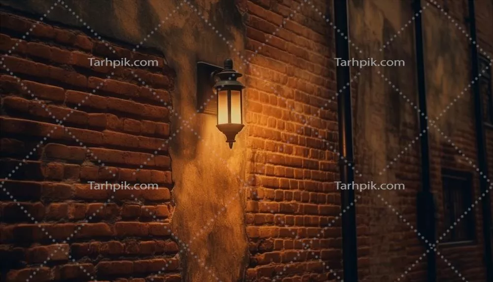 چراغ قدیمی زنگ زده، دیواره آجری کهنه را در پس‌زمینه معماری تاریک روشن می‌کند