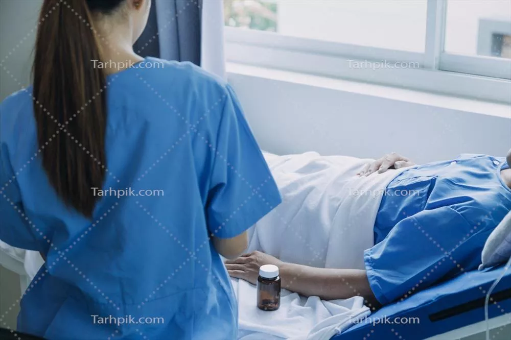 بیمار مرد در مراحل پایانی زندگی در بیمارستان، آشفته و خسته در بخش مراقبت تسکینی
