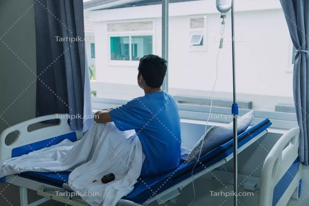 بیمار مرد مبتلا به بیماری لاعلاج در حال استراحت در بیمارستان بهدور از درد و رنج