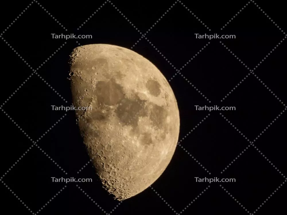 ماه نیمی در آسمان تاریک - زیبایی شب در نور محو ماه