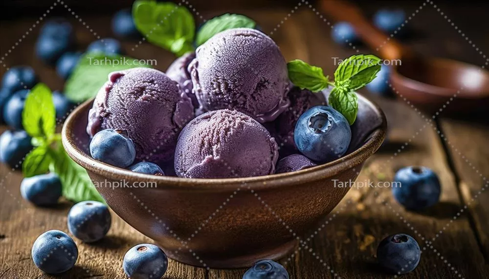بستنی وسوسهانگیز توتز blueberries بر روی میز چوبی روستایی