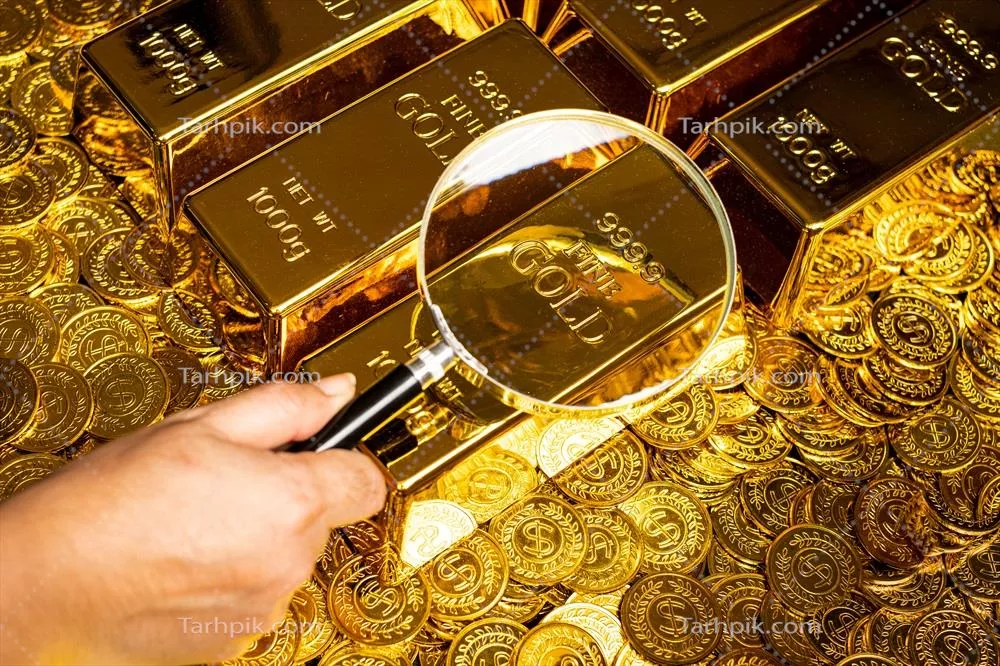 بررسی نوار طلا با ذرهبین در کنار انبوه سکههای طلا