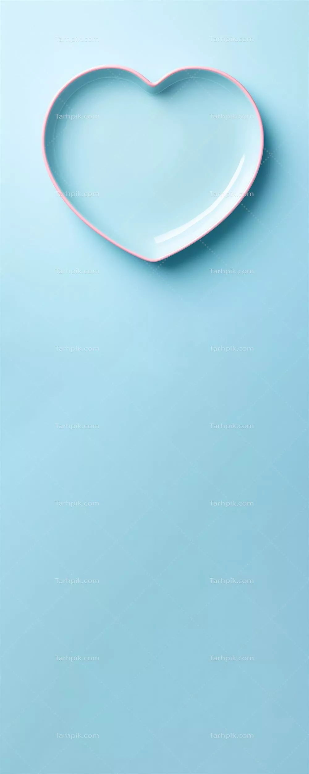 قابلمه آبی قلبی زنده و زیبا در پسزمینه آبی با فضای خالی برای نوشتن در نمای بالا