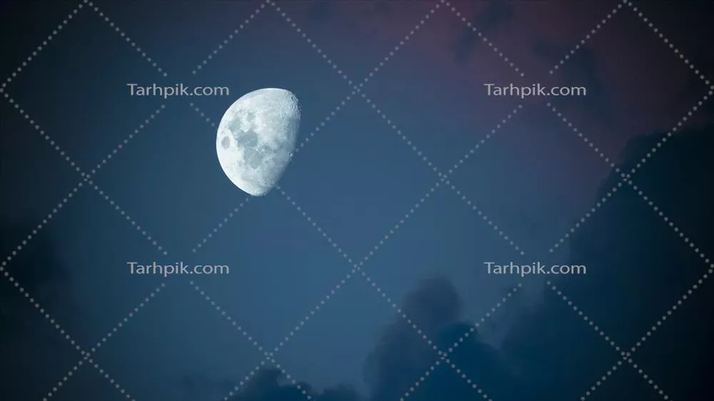 تصویر خیرهکننده ماه در آسمانی ابری در پاتاگونیا آرژانتین