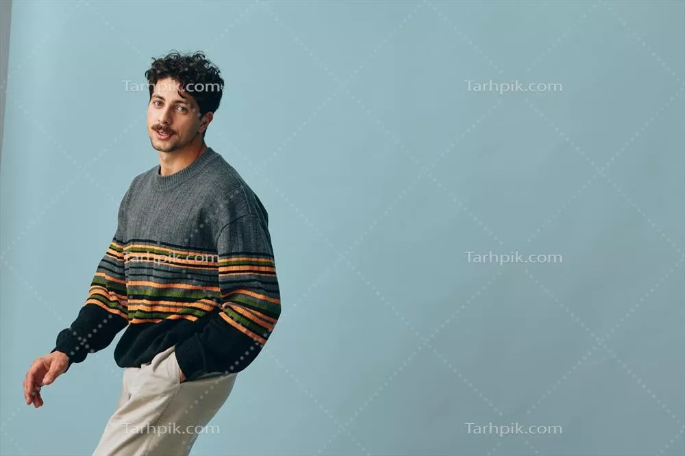 مدل مردانه با ژاکت زیبا و چهره جذاب در پس زمینه مدرن