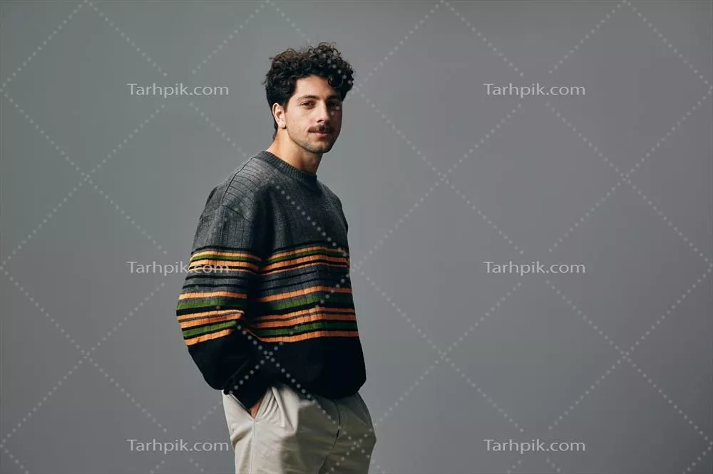 مرد مدرن با استایل شیک و لباسی راحت و ترند در حال لبخند زدن