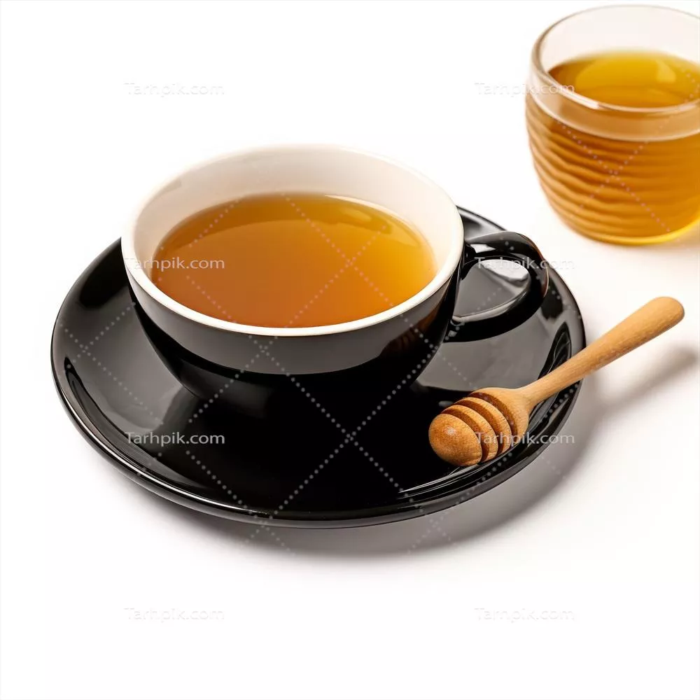 چای کاراملی و عسل در فنجان سیاه، بر روی پسزمینه سفید