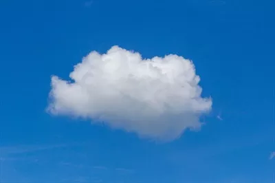 آسمان آبی با ابرهای سفید و زیبایی طبیعی آنها