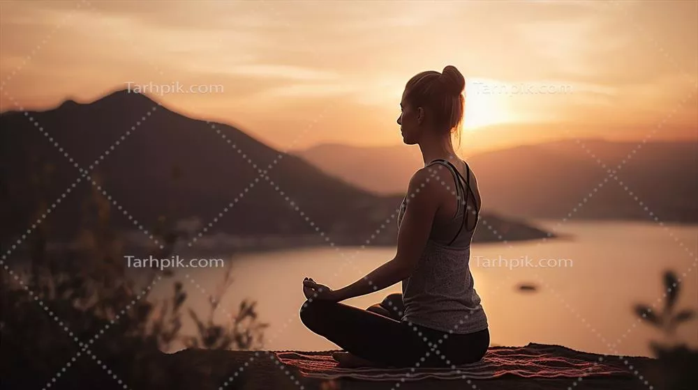 زن در مدیتیشن در غروب آفتاب: تمرکز بر روی پیش‌زمینه و هنر تولیدی