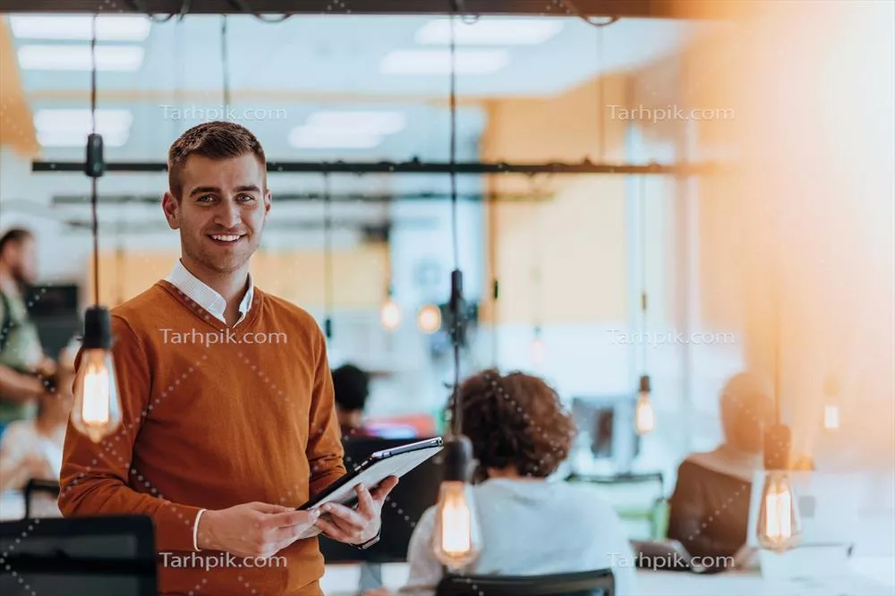 پرترهای از مدیر مشغول به کار در یک شرکت مدرن در حال پردازش بازاریابی دیجیتال