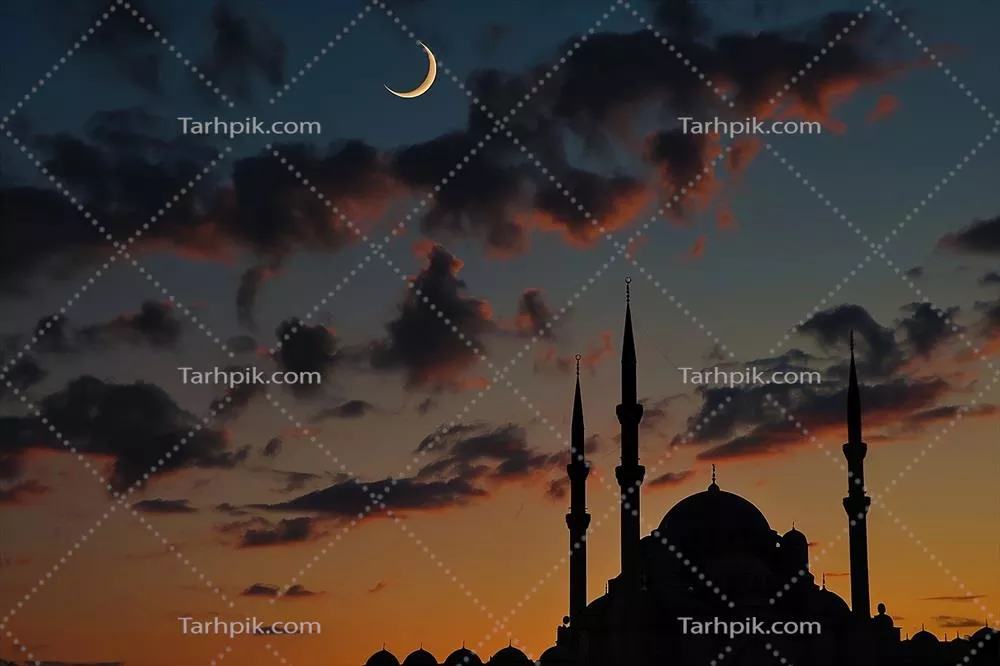 تصویر زمینه اسلامی با سیلوئت مسجد در شب و ماه در آسمان آبی