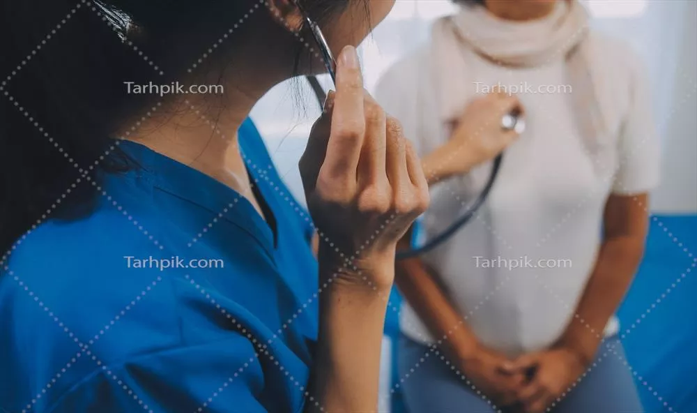 نزدیک نمای پزشک زن با استفاده از گوشی پزشکی برای تشخیص صدای قلب بیمار در اتاق معاینه بیمارستان