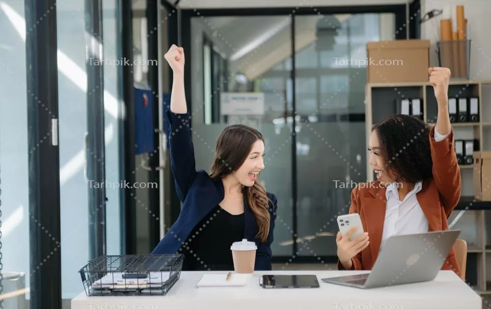همکاری تجاری: ارائه و تبیین با استفاده از لپتاپ و تبلت در تیم بازاریابی مالی