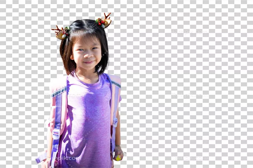 دختر کوچک شاد با گوشهای گوزن شمالی و کولهپشتی، لباس بنفش، پسزمینه ایزوله