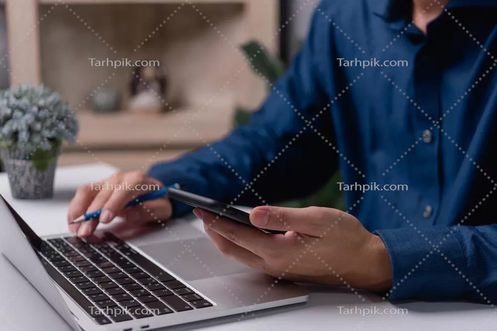 کسب و کار دیجیتال: استفاده از لپتاپ و تلفن همراه برای جستجوی آنلاین و مدیریت مالی