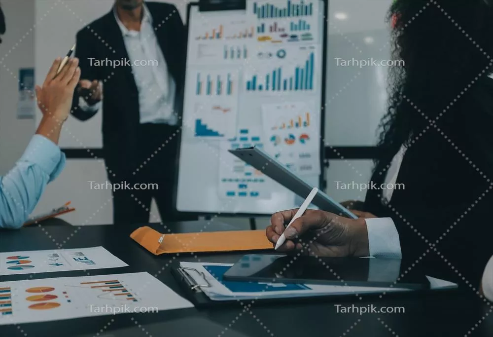 تحلیل و بررسی همکاری تیمی در بحث استراتژی های رشد مالی و بازاریابی با داده ها و گزارش های تحلیلی